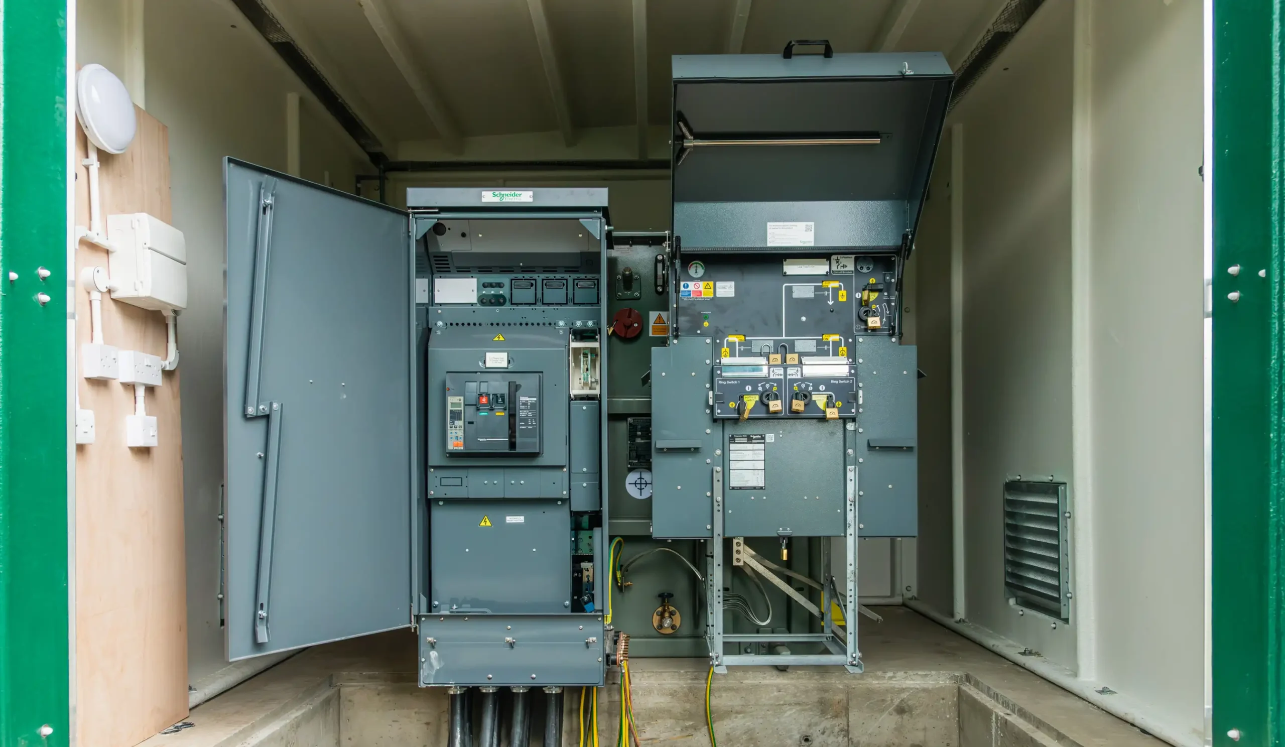 Transformer and switchgear